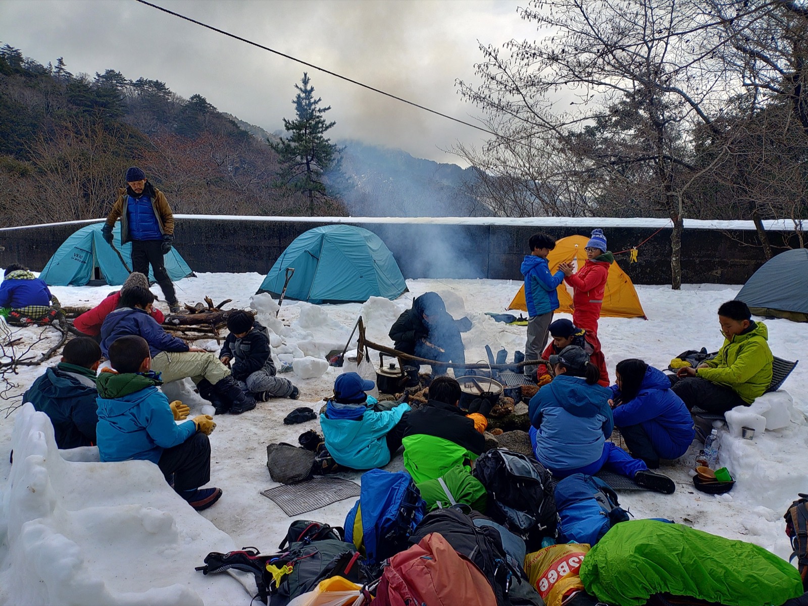 雪の森でキャンプを行う深山組の子どもたち
