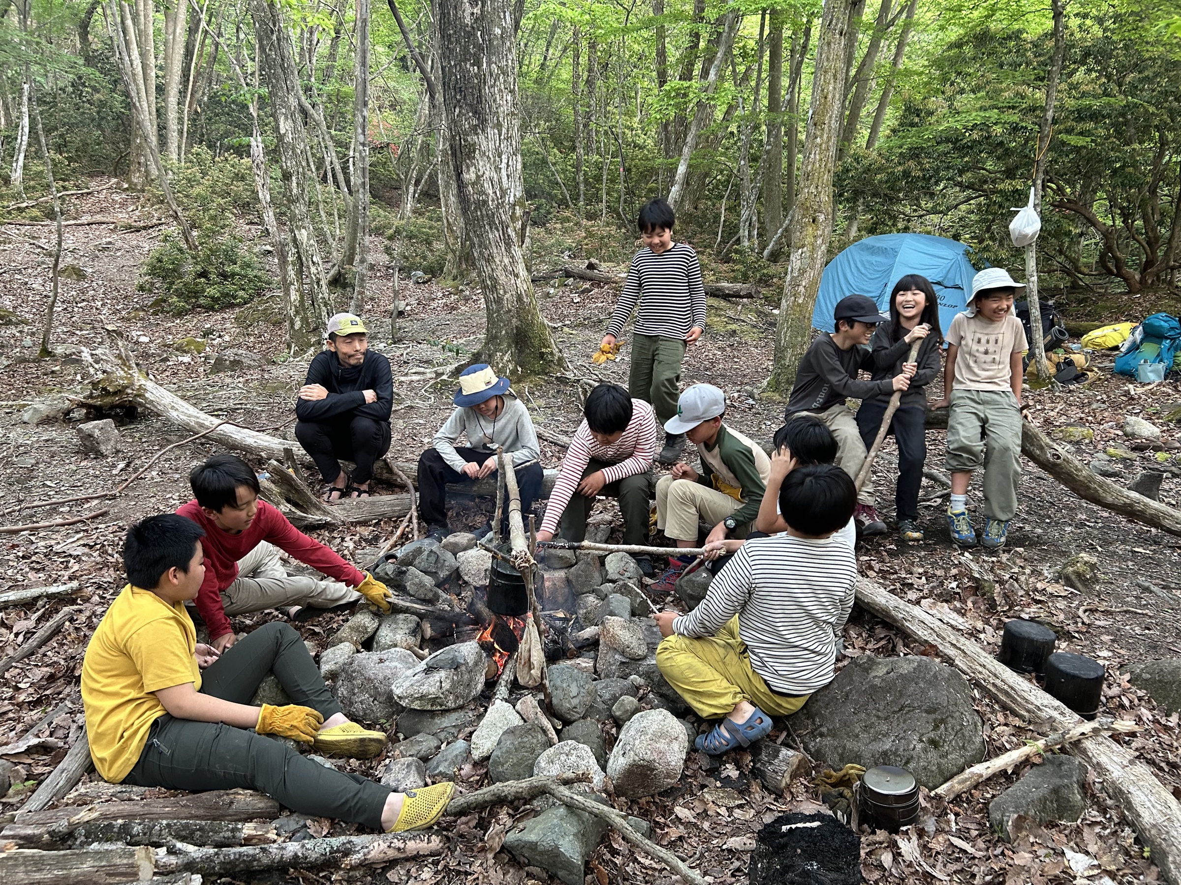 山の自然にふれる子どもたちの活動風景