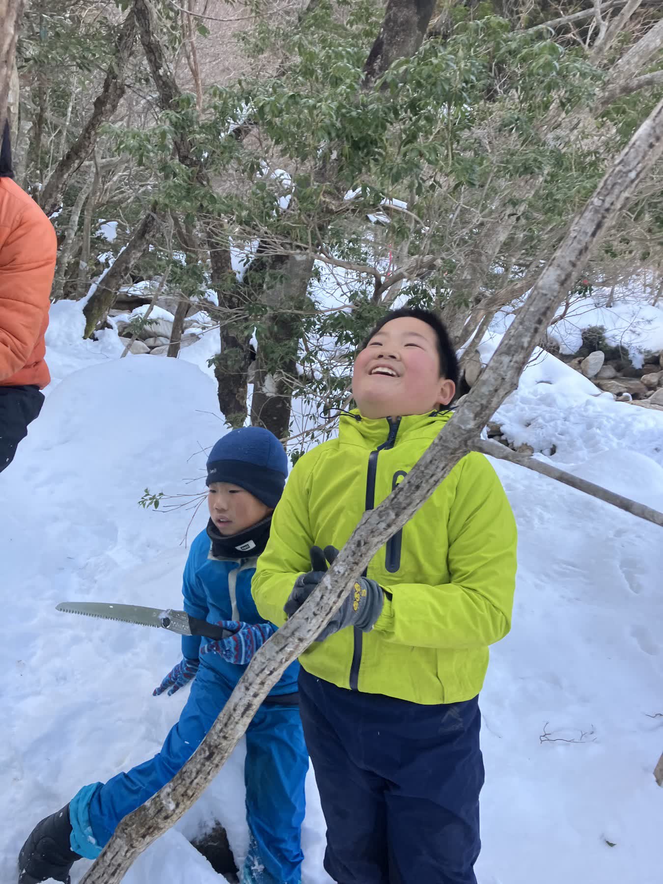 雪山で活動する深山組の子ども