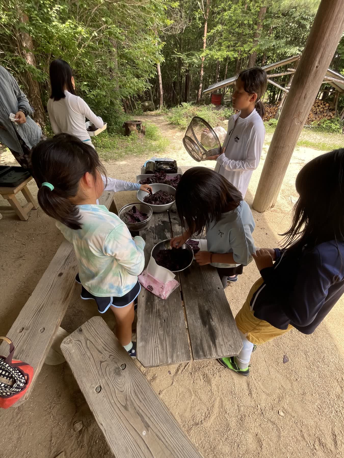 仲間と作業する里組の子どもたち