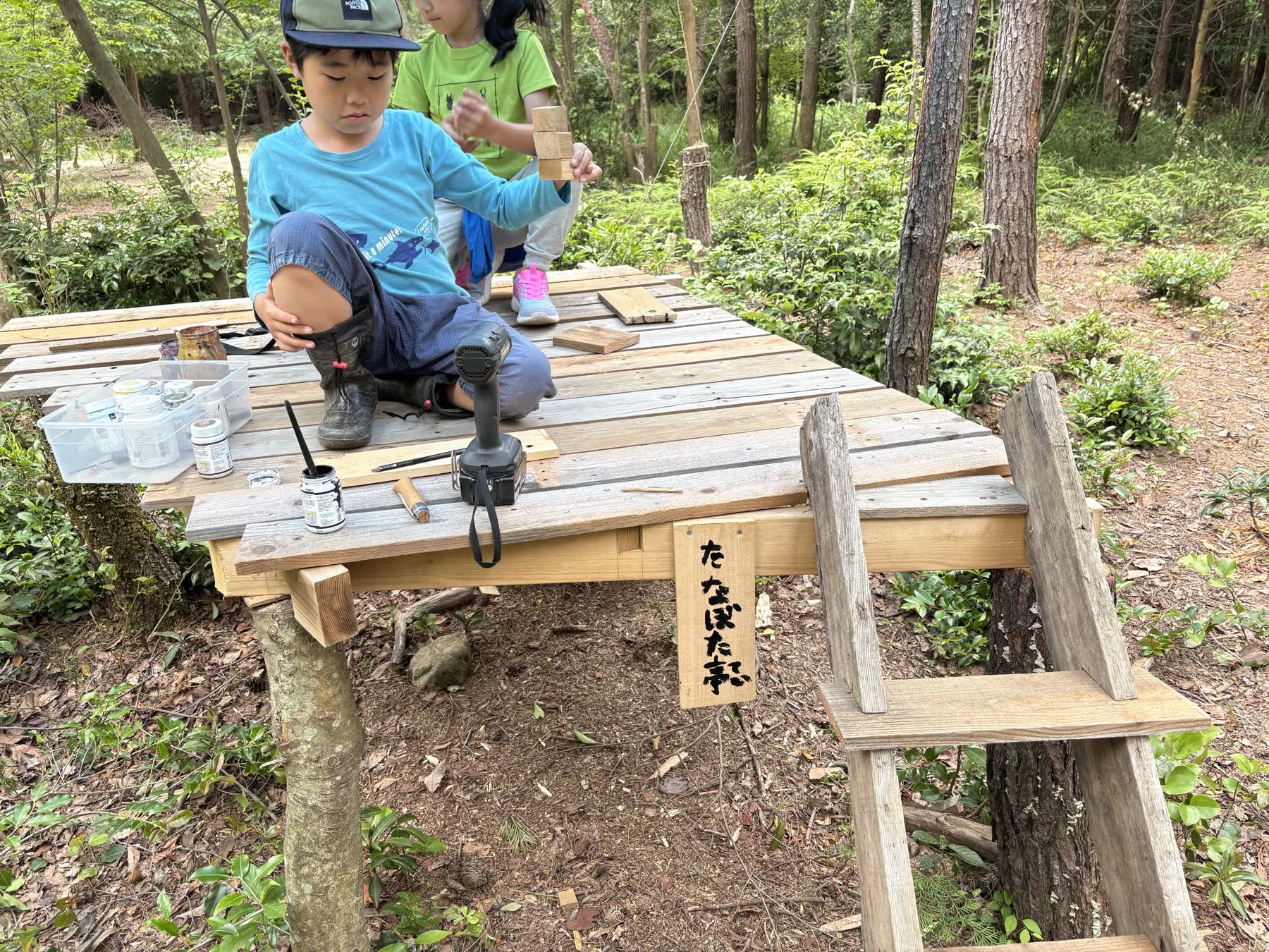 道具を使う里組の子ども