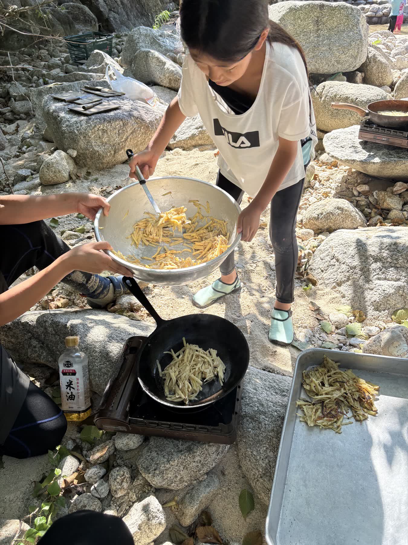 野外で料理する自然組の子どもたち