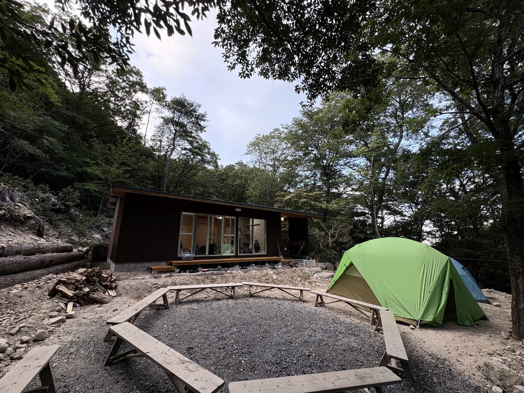 森の風 山荘の庭と焚き火場